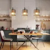 A modern kitchen with a dining table and chairs, illuminated by pendant lights. Anteprima dell’immagine prodotto
