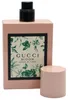 Rechteckiger Flakon Gucci Bloom Parfum mit floraler Etikettgestaltung, Deckel abgenommen, schwarzer Sprühaufsatz sichtbar. Produktbild-Vorschau