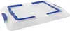 A clear, studio shot of a clear plastic baking tray with blue handles and a clear lid. Anteprima dell’immagine prodotto