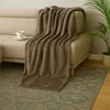 Weiche Kuscheldecke braun 150 x 200 cm mit Federprägung aus Produktbild-Vorschau 4