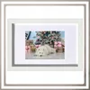 A white dog is lying in front of a decorated Christmas tree with presents. Anteprima dell’immagine prodotto