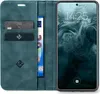 A flip cover phone case with cards and a banknote inserted, next to a smartphone displaying the lock screen. Produktbild-Vorschau