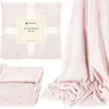 A collage of a pink blanket, showing it folded, unfolded, and a close-up of its texture. Anteprima dell’immagine prodotto