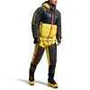 La Sportiva Olympus Tech Down Pant in Schwarz und Gelb; getragen von einem Mann in Outdoor-Bekleidung; ideal für kalte Wetterbedingungen. Podgląd zdjęcia produktu