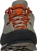Boulder X Zustiegsschuh von La Sportiva in Grau mit orangefarbenen Schnürsenkeln und rutschfester Sohle. Produktbild-Vorschau