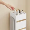 Hand greift nach Kosmetik auf dem SoBuy Badschrank BZR225-WN in Weiß mit Holzeinlagen Podgląd zdjęcia produktu