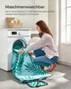 A woman is putting a large, patterned blanket into a washing machine. Produktbild-Vorschau