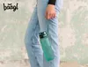 A person is holding a green water bottle. Produktbild-Vorschau