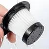 Schwarz-weißer plissierter Staubsaugerfilter, der unter fließendem Wasser ausgespült wird, von einer Hand gehalten Produktbild-Vorschau