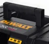 A close-up view of the handle and branding on a black DeWalt tool. Voir les images du produit