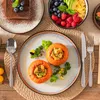 Ein-Personen-Geschirr-Set. Mit Speisen, Gemüse und Dessert. Zum Essen am Tisch. Voir les images du produit