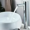 A modern chrome faucet with water flowing into a white basin. Podgląd zdjęcia produktu