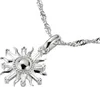 A close-up, studio shot of a silver sun-shaped pendant on a silver chain, isolated on a white background. Anteprima dell’immagine prodotto