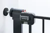Close-up of a safety gate mechanism attached to a wall. Voir les images du produit