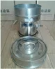 A stainless steel electric vibrating sieve machine is displayed on a wooden floor, with its lid placed in front of it. Boxes with Chinese text are in the background. Náhled obrázku produktu