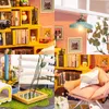 A collage of four images showing different parts of a miniature dollhouse, including shelves with books and decorations, a staircase, and a cozy armchair. Anteprima dell’immagine prodotto