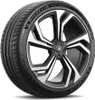 A close-up view of a car tire and rim. Podgląd zdjęcia produktu