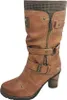 A single brown leather boot with buckle and zipper details, presented against a white background. Voir les images du produit