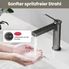 A faucet in use with hands being washed, highlighting a water-saving feature. Voir les images du produit
