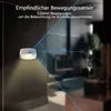A motion-activated night light is shown mounted on a dark wall, with lines indicating its detection range and distance. Produktbild-Vorschau