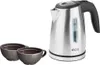 A stainless steel electric kettle and two cups of coffee are shown against a white background. Produktbild-Vorschau