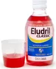 A bottle of Eludril CLASSIC mouthwash and a measuring cup filled with the red liquid. Podgląd zdjęcia produktu