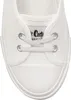 A close-up view of the front of a white sneaker. Voir les images du produit