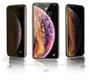 Three iPhones are displayed at different angles, showing a privacy screen protector. The background is white with dashed lines indicating angles. Produktbild-Vorschau