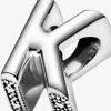 A close-up, detailed view of a silver letter 'K' charm. Anteprima dell’immagine prodotto
