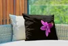 MuchoWow® Outdoor Kissen - Eine Nahaufnahme einer lila Produktbild-Vorschau 3