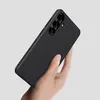 A hand holding a black phone case with a textured surface. Produktbild-Vorschau