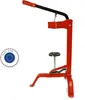 A red and black manual bottle capper is shown against a white background. Anteprima dell’immagine prodotto