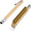 A pizza oven brush and scraper with a wooden handle and brass bristles, displayed against a white background. Produktbild-Vorschau