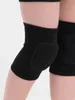 Close-up of a person's knees wearing black knee pads. Voir les images du produit