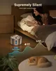 A woman reads a book in bed next to a cat fountain, with graphics illustrating sound levels. Produktbild-Vorschau