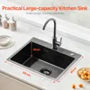 A kitchen sink with dimensions indicated by text overlays, placed on a countertop with some jars and fruit in the background. Anteprima dell’immagine prodotto