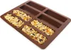 A brown silicone mold for making granola bars, with several bars already made and filled with granola mixture. Anteprima dell’immagine prodotto