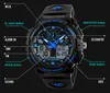A close-up, angled view of a black and blue digital sports watch against a black background, with labels pointing out its various features. Produktbild-Vorschau
