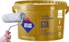 A bucket of gold-colored polymer filler with a paint roller in the foreground. Anteprima dell’immagine prodotto
