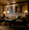 A living room scene with a sofa, coffee table, and lamps. Voir les images du produit