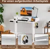 A white standing desk with a computer, laptop, keyboard, lamp, and headphones. Insets show a cable management hole, headphone hooks, and a cable organizer. Anteprima dell’immagine prodotto