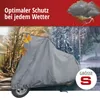 A motorcycle covered with a gray tarp is shown outdoors in various weather conditions, including autumn, winter, and rain. Text overlays indicate optimal protection in all weather and the size 'S'. Náhľad obrázku produktu