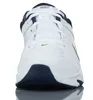 A front view of a white Nike shoe with navy accents. Voir les images du produit