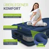 A woman is sitting on a blue inflatable mattress, holding a pillow. Produktbild-Vorschau