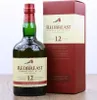 A bottle of Redbreast 12 Years Single Pot Still Irish Whiskey and its matching presentation box are shown on a wooden surface. Produktbild-Vorschau