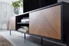 Lowboard TV-Schrank in Eiche-Dekor und Schwarz mit offenen Fächern und gemusterten Türen, Gesamtansicht von vorne. Anteprima dell’immagine prodotto