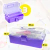 A purple art supply box with multiple compartments and a clear lid, shown open and closed, with dimensions indicated by yellow labels. Produktbild-Vorschau