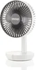 Vor einem schlichten weißen Hintergrund ist ein kompakter, weiß-grauer Tischventilator mit drei Flüg Anteprima dell’immagine prodotto