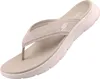 Das Bild zeigt eine beige Sandale die von der Seite dargestellt ist. Die Sandale hat ein minimalistisches Design mit einem offenen Zehenbereich und einem Riemen über dem Fuß. Produktbild-Vorschau