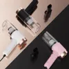 Drei Handstaubsauger fürs Auto in Schwarz, Weiß und Rosa mit Roségold-Akzenten, gezeigt mit Düsenaufsätzen auf einer schwarzen und roségoldenen Oberfläche Náhľad obrázku produktu